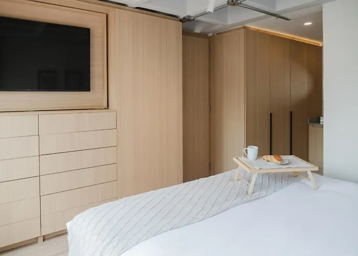 Praga 10 King Bed, Fast Wifi & Comfort *